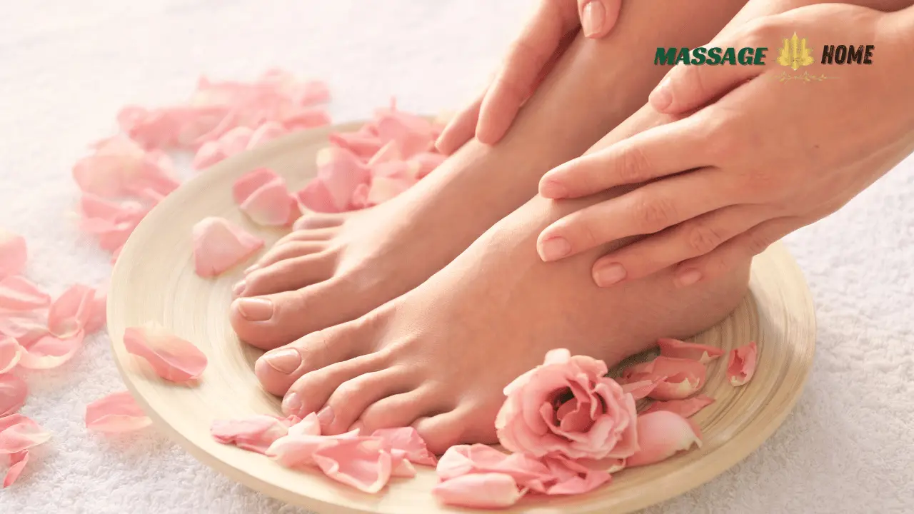 Massage chân bằng hoa hồng